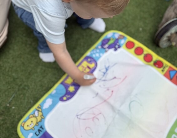 Kreative Aktivitäten in der Kindertagespflege Bumblebee Academy